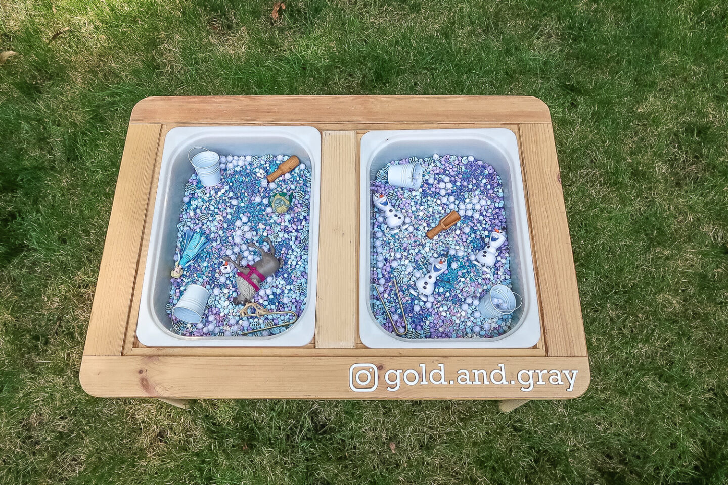 frozen themed sensory table with @gold.and.gray
